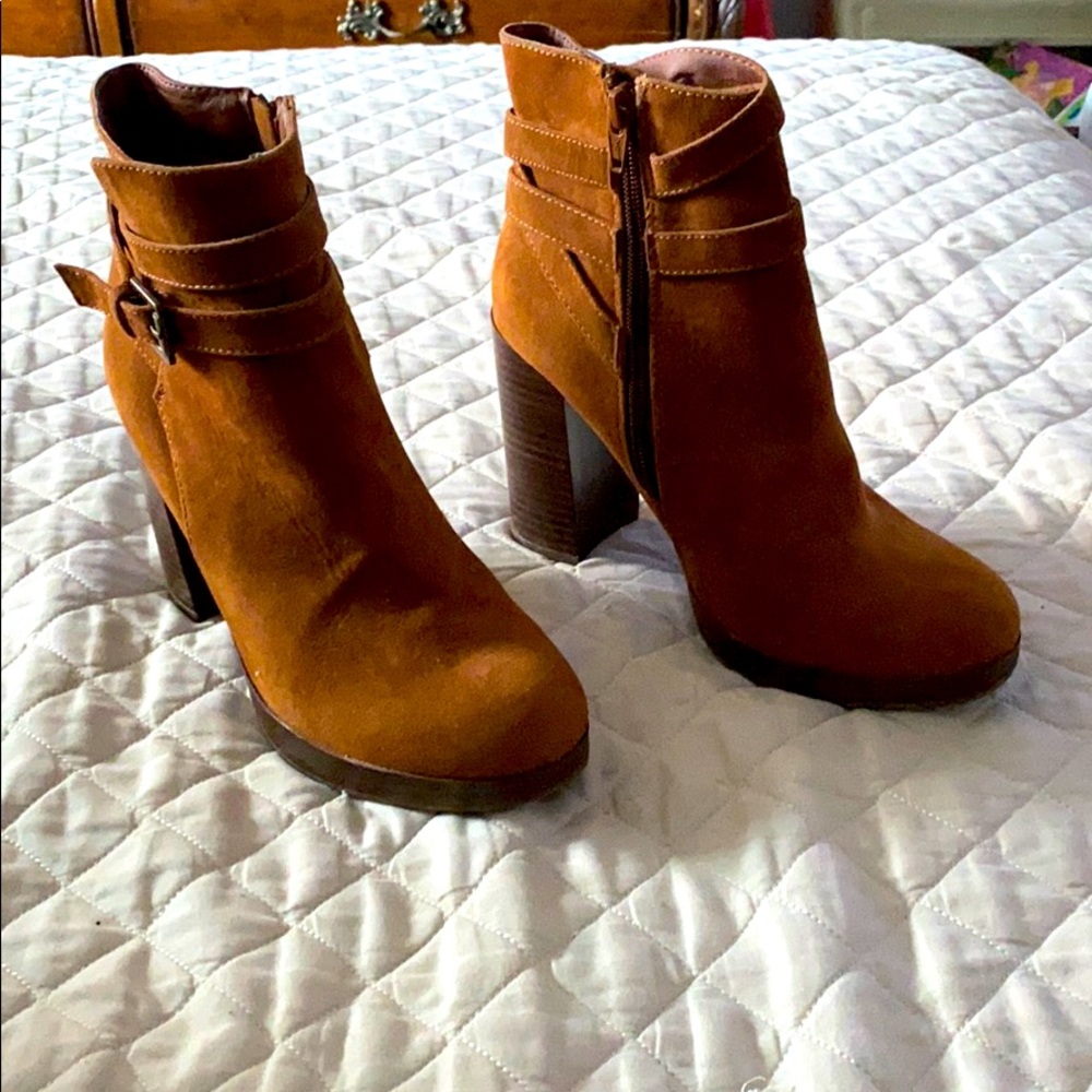 A•n•d eawy heeled boots